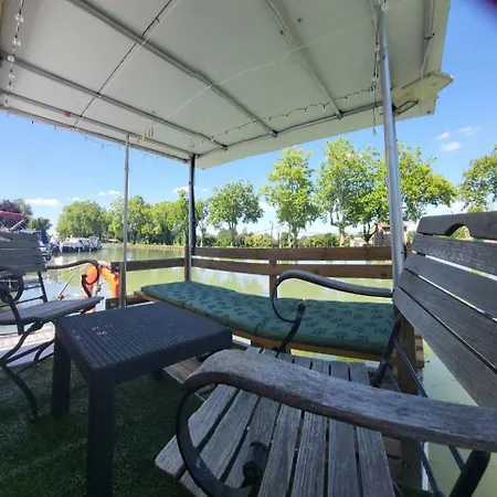 Entier Sur Bateau Úszó hotel *