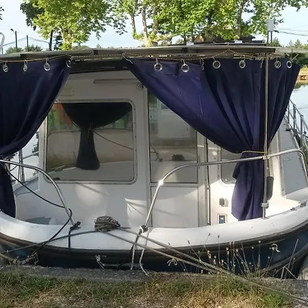Entier Sur Bateau Botel *